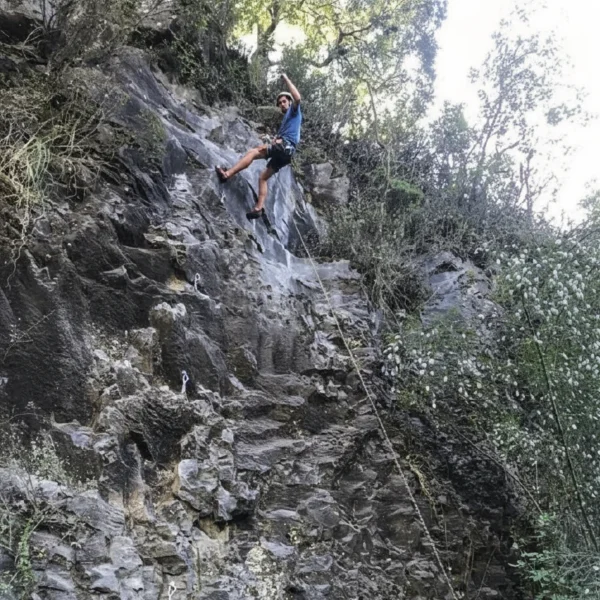 ROCK CLIMBING PETROHUE
