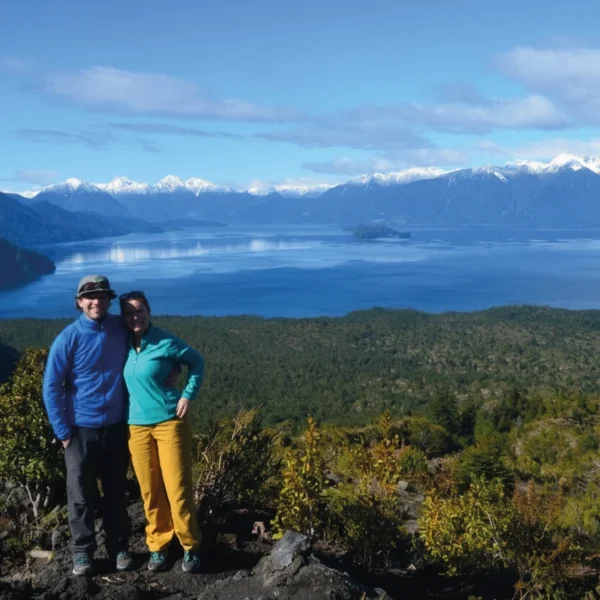 TREKKING-DESOLACION-PASS-VIEW-CUPLE